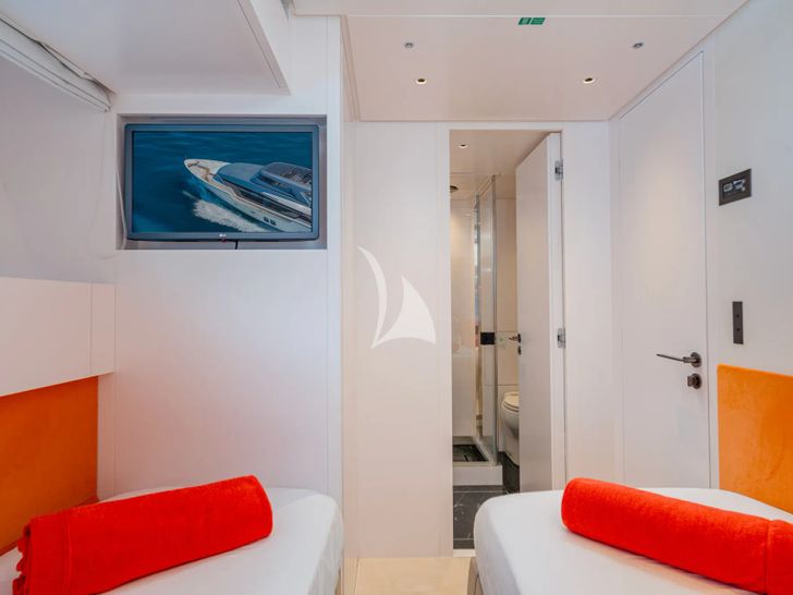 DANIDA Sanlorenzo SX88 - twin cabin 1 TV DANIDA Sanlorenzo SX88 - twin cabin 1 TV