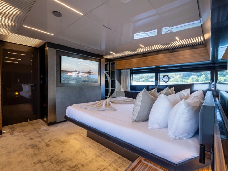 DATE NIGHT Ferretti 920 - VIP cabin 1 DATE NIGHT Ferretti 920 - VIP cabin 1