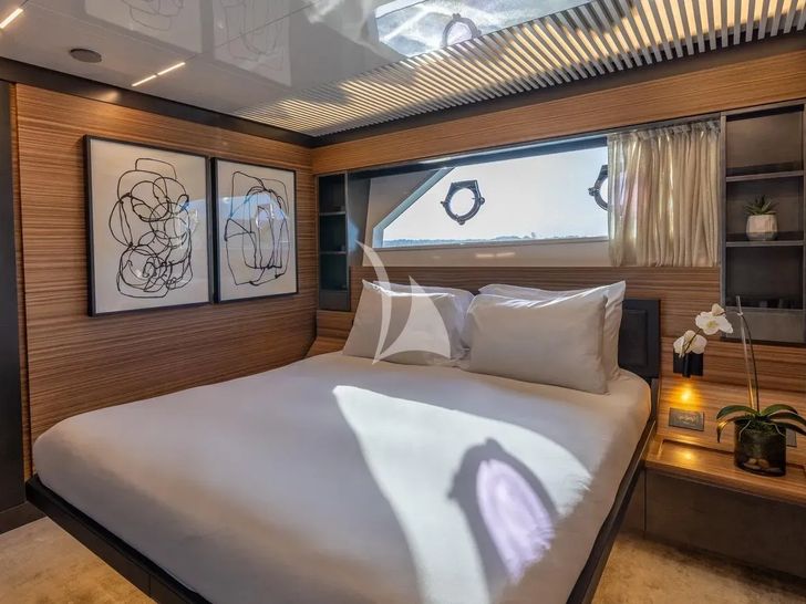DATE NIGHT Ferretti 920 - VIP cabin 2 DATE NIGHT Ferretti 920 - VIP cabin 2