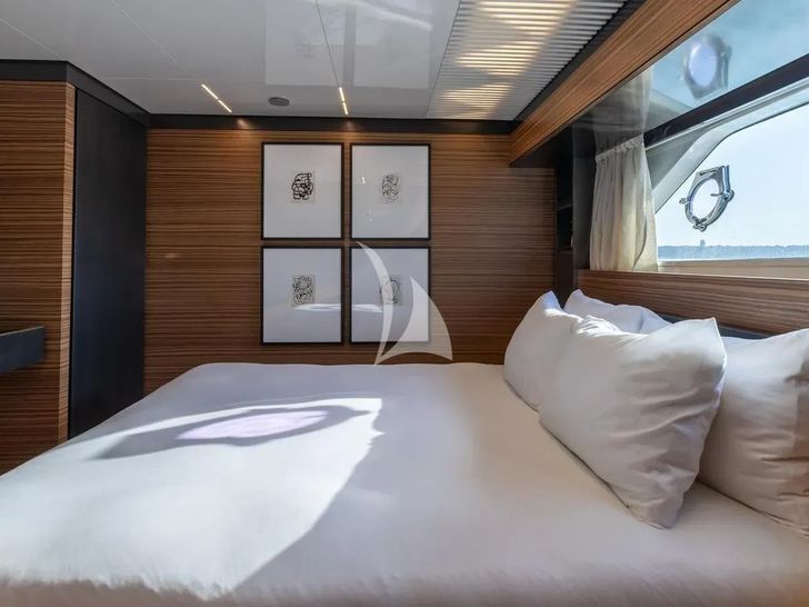 DATE NIGHT Ferretti 920 - VIP cabin 3 DATE NIGHT Ferretti 920 - VIP cabin 3