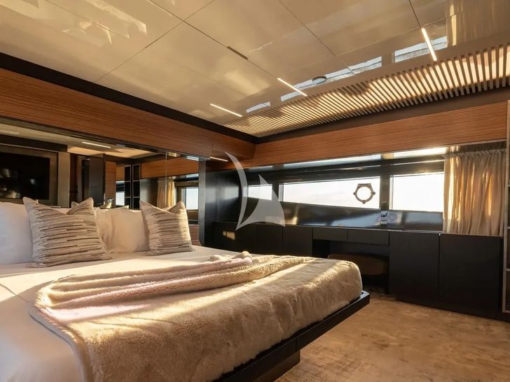 DATE NIGHT Ferretti 920 - master cabin bed DATE NIGHT Ferretti 920 - master cabin bed