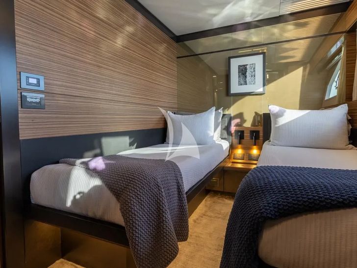 DATE NIGHT Ferretti 920 - twin cabin 1 DATE NIGHT Ferretti 920 - twin cabin 1