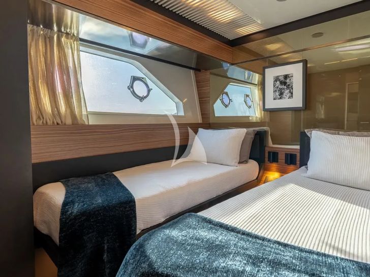 DATE NIGHT Ferretti 920 - twin cabin 2 DATE NIGHT Ferretti 920 - twin cabin 2