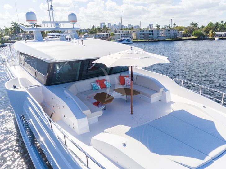 DAY ONE Hargrave Compass C92 - foredeck seating DAY ONE Hargrave Compass C92 - foredeck seating