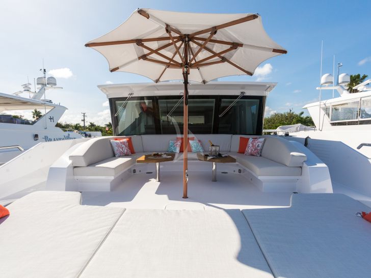 DAY ONE Hargrave Compass C92 - foredeck lounge shaded DAY ONE Hargrave Compass C92 - foredeck lounge shaded