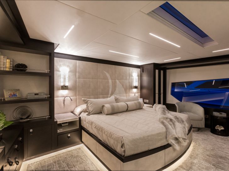 DAY ONE Hargrave Compass C92 - master cabin DAY ONE Hargrave Compass C92 - master cabin