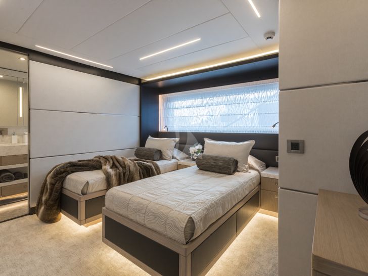 DAY ONE Hargrave Compass C92 - twin cabin DAY ONE Hargrave Compass C92 - twin cabin