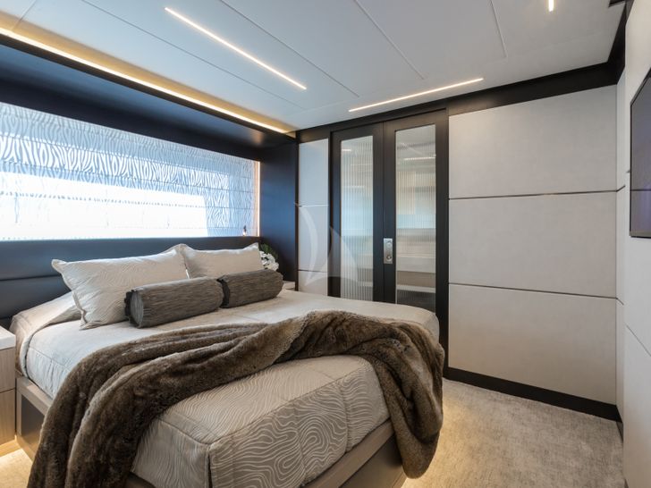 DAY ONE Hargrave Compass C92 - VIP cabin 2 DAY ONE Hargrave Compass C92 - VIP cabin 2