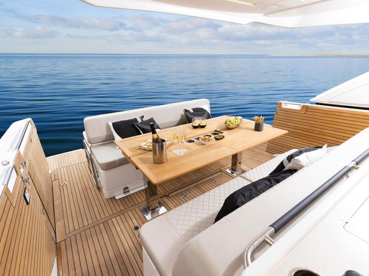 DB 43 - aft deck dining area DB 43 - aft deck dining area