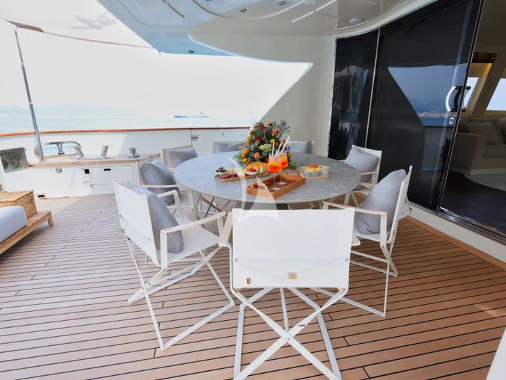 DEAONE Antago 90 - aft deck dining area DEAONE Antago 90 - aft deck dining area
