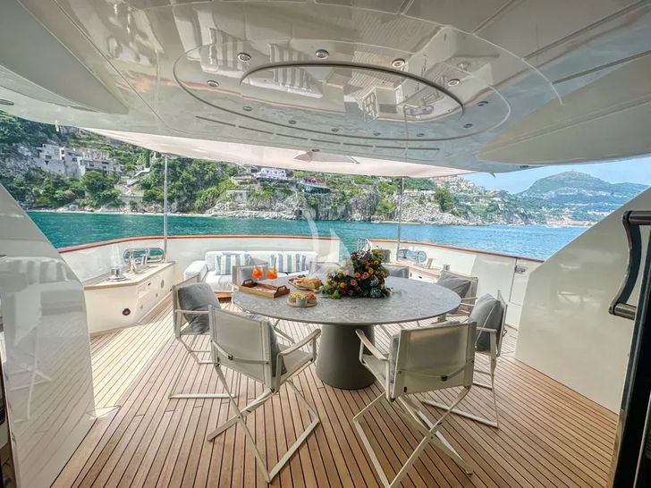 DEAONE Antago 90 - aft deck dining DEAONE Antago 90 - aft deck dining