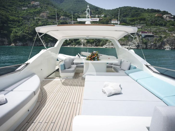 DEAONE Antago 90 - flybridge seating and bronzing area DEAONE Antago 90 - flybridge seating and bronzing area