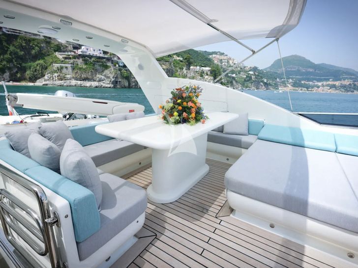 DEAONE Antago 90 - flybridge seating area DEAONE Antago 90 - flybridge seating area