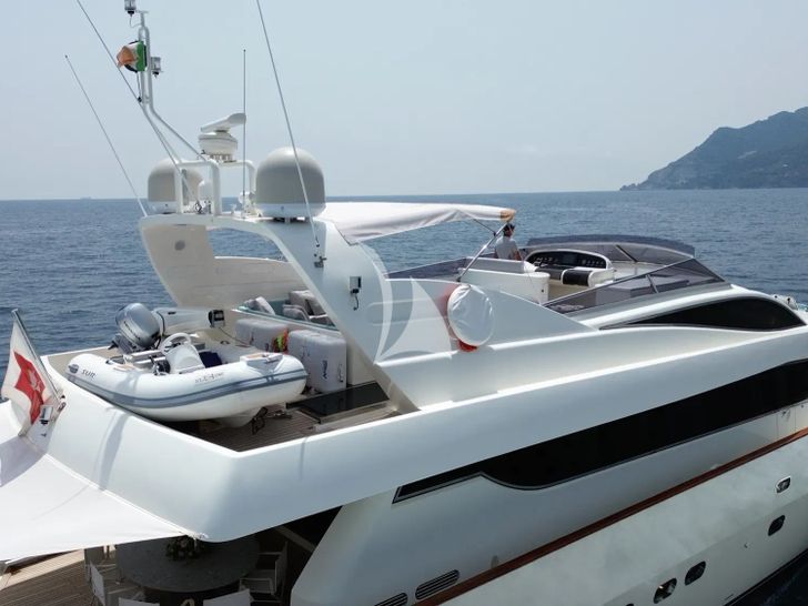 DEAONE Antago 90 - flybridge shot from the side DEAONE Antago 90 - flybridge shot from the side