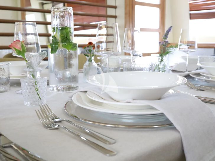 DEAONE Antago 90 - indoor dining set up DEAONE Antago 90 - indoor dining set up