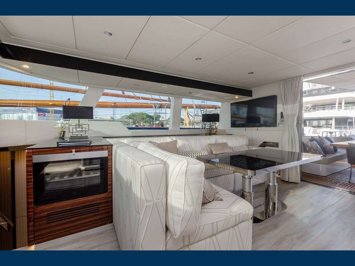 DESSUS Sunreef 60 saloon seating and dining