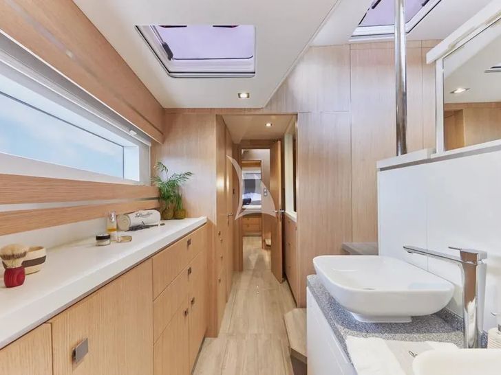 DESTINATION UNKNOWN Privilege Signature 510 - master cabin bathroom DESTINATION UNKNOWN Privilege Signature 510 - master cabin bathroom