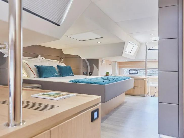 DESTINATION UNKNOWN Privilege Signature 510 - master cabin DESTINATION UNKNOWN Privilege Signature 510 - master cabin