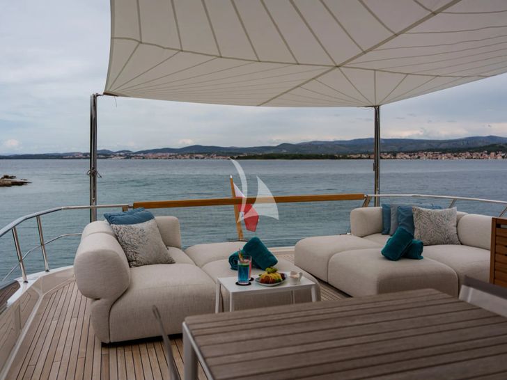 DESTINO Sanlorenzo SL86 - flybridge seating area DESTINO Sanlorenzo SL86 - flybridge seating area