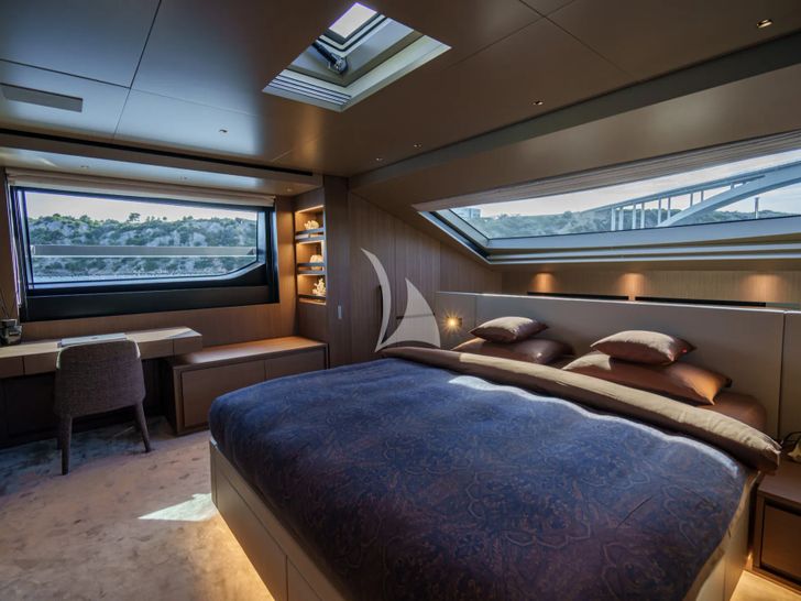 DESTINO Sanlorenzo SL86 - master cabin bed DESTINO Sanlorenzo SL86 - master cabin bed