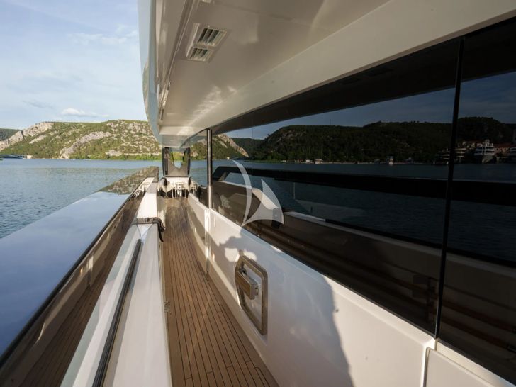 DESTINO Sanlorenzo SL86 - side walkway DESTINO Sanlorenzo SL86 - side walkway