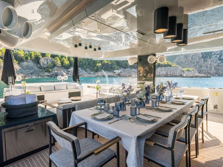 DHAMMA Arcadia 85 Motor Yacht Dining Table