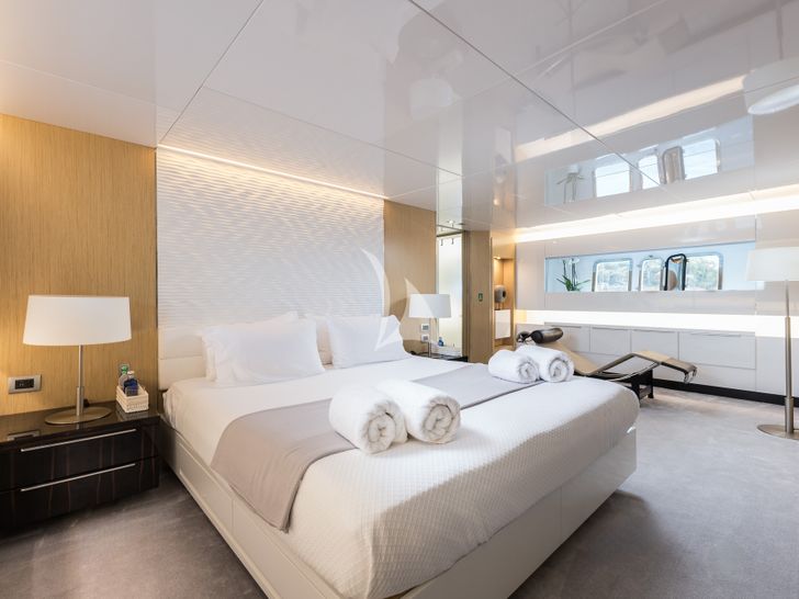 DHAMMA II Arcadia 85 - master cabin bed DHAMMA II Arcadia 85 - master cabin bed