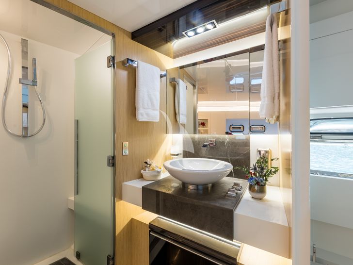 DHAMMA Arcadia 85 Motor Yacht VIP Bathroom