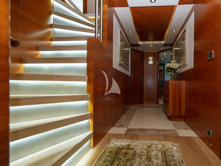 DIAM Gulf Graft Majesty 105 - cabin deck hallway DIAM Gulf Graft Majesty 105 - cabin deck hallway