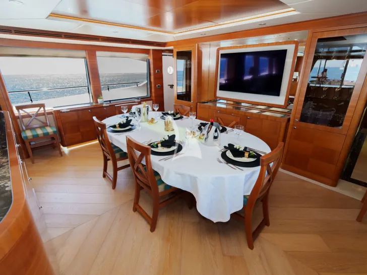 DIAM Gulf Graft Majesty 105 - indoor dining area DIAM Gulf Graft Majesty 105 - indoor dining area