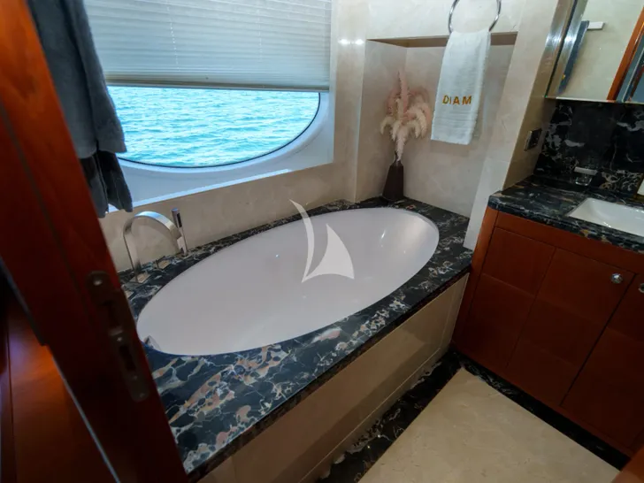 DIAM Gulf Graft Majesty 105 - master cabin bathroom DIAM Gulf Graft Majesty 105 - master cabin bathroom
