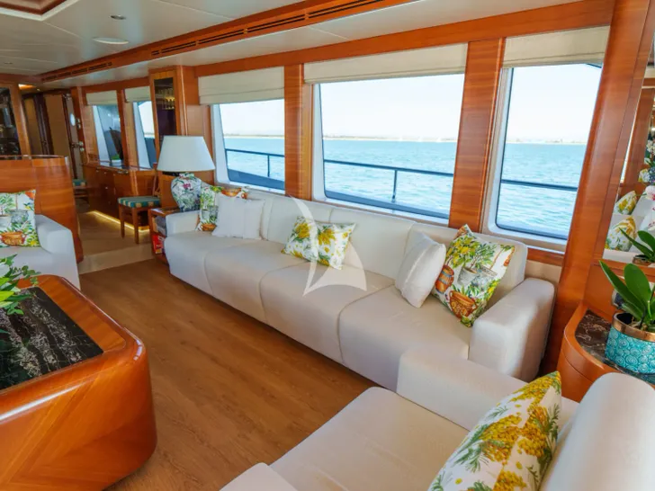 DIAM Gulf Graft Majesty 105 - saloon seating surrounded by big glass windows DIAM Gulf Graft Majesty 105 - saloon seating surrounded by big glass windows