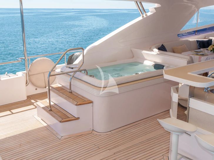 DIAM Gulf Graft Majesty 105 - sun deck jacuzzi DIAM Gulf Graft Majesty 105 - sun deck jacuzzi