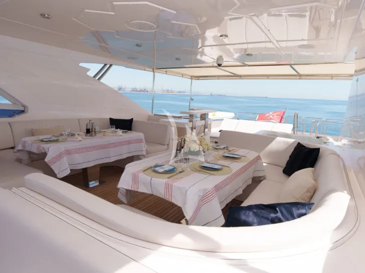 DIAM Gulf Graft Majesty 105 - sun deck lounging and dining area DIAM Gulf Graft Majesty 105 - sun deck lounging and dining area