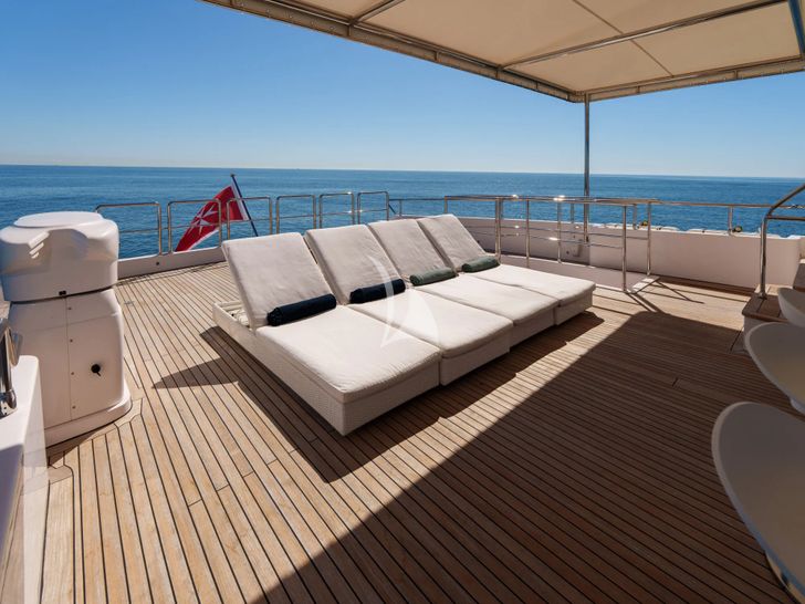 DIAM Gulf Graft Majesty 105 - sun deck sun beds DIAM Gulf Graft Majesty 105 - sun deck sun beds