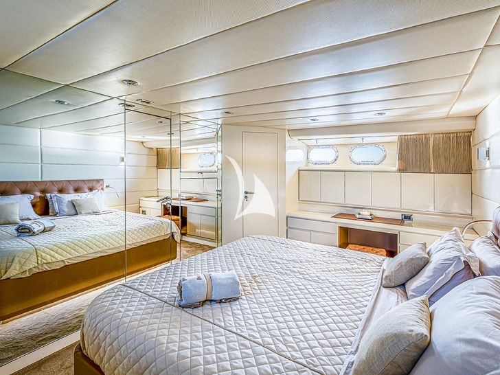 DIAMS Astondoa 72 master cabin with huge mirror