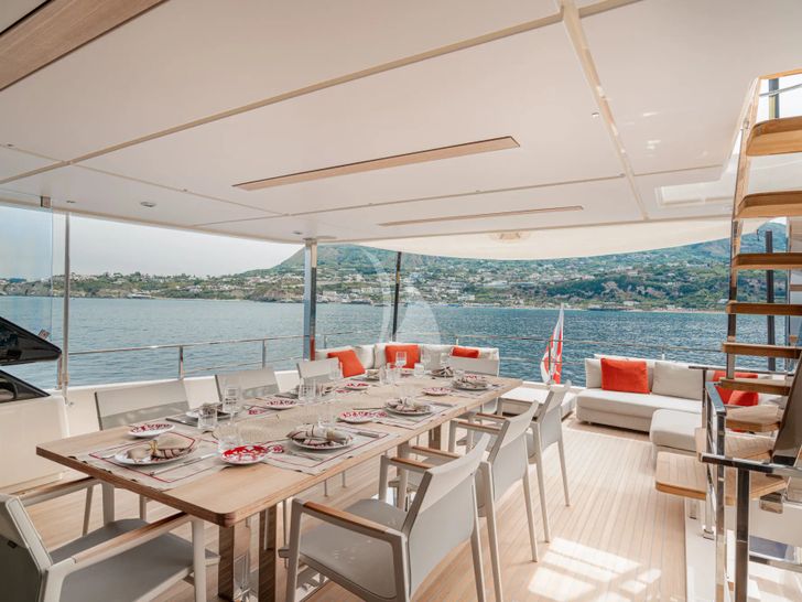 DIANA II Ferretti Alfresco Dining DIANA II Ferretti Alfresco Dining