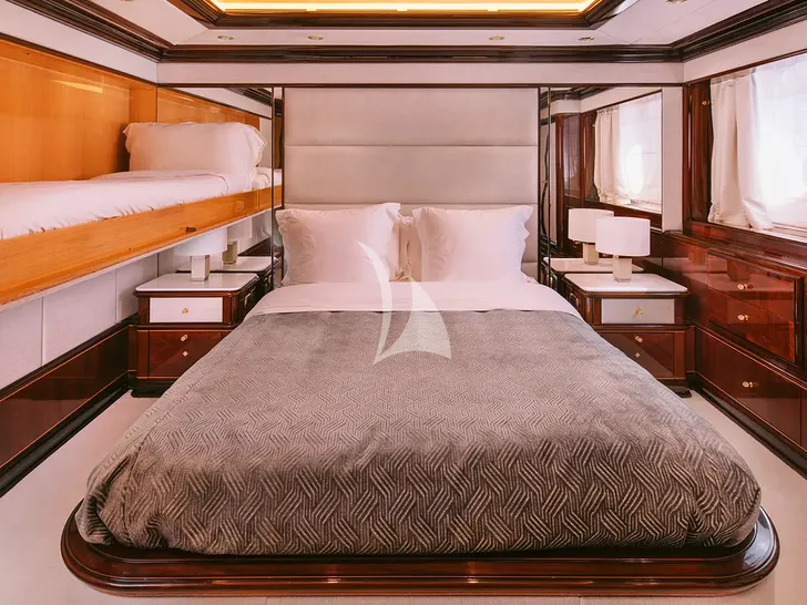 DILARA Benetti 59m - VIP cabin 2 with a Pullman bed DILARA Benetti 59m - VIP cabin 2 with a Pullman bed