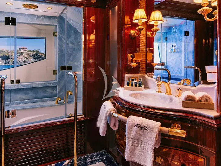 DILARA Benetti 59m - master cabin bathroom DILARA Benetti 59m - master cabin bathroom
