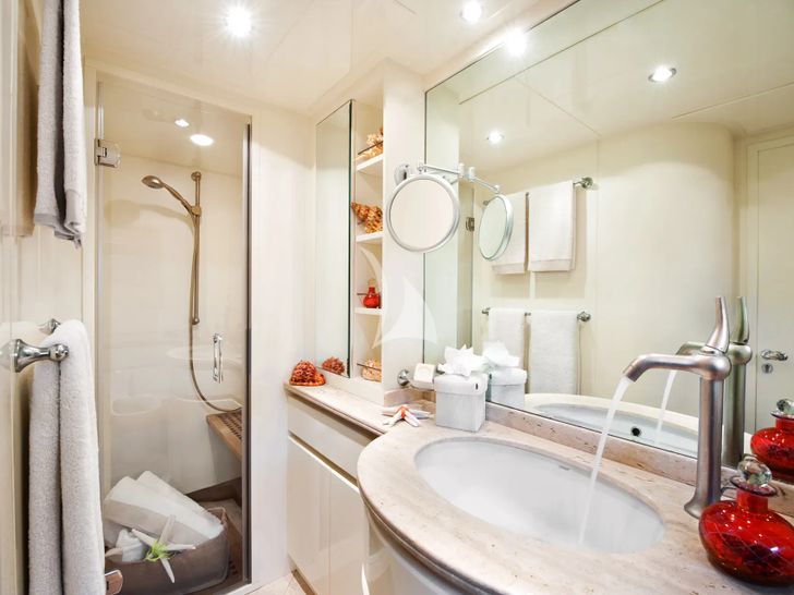 DILIAS Posilippo 80 - master cabin bathroom DILIAS Posilippo 80 - master cabin bathroom