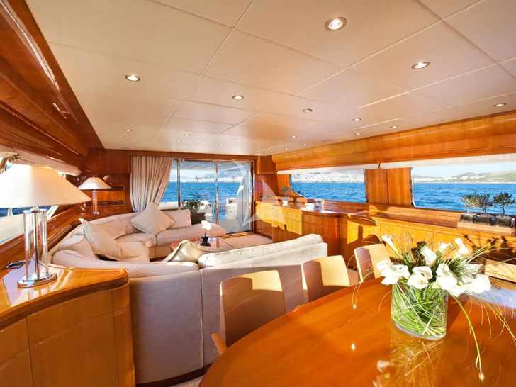 DILIAS Posilippo 80 - saloon seating and dining DILIAS Posilippo 80 - saloon seating and dining