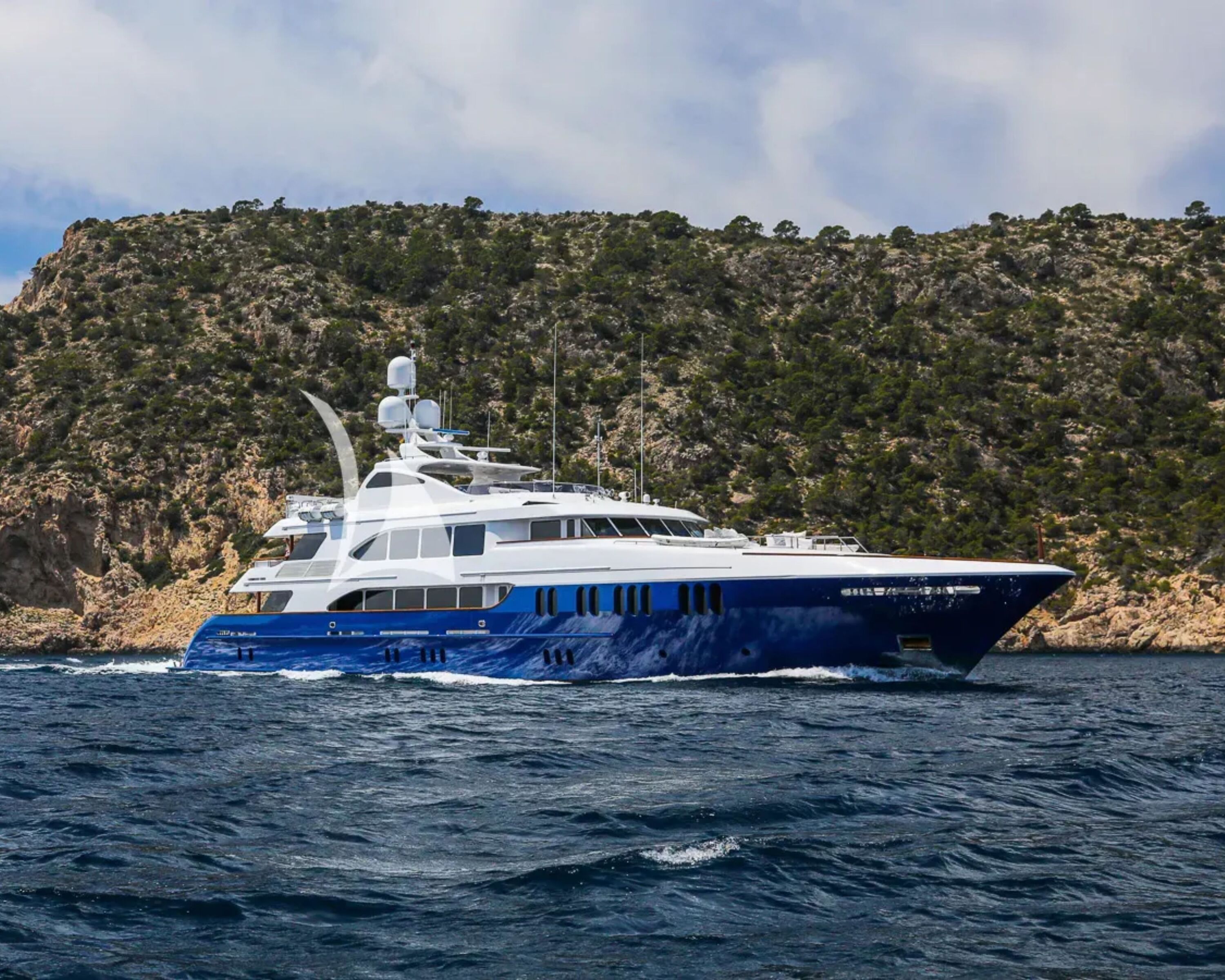 DIRT POOR Trinity 161 - cruising near an island