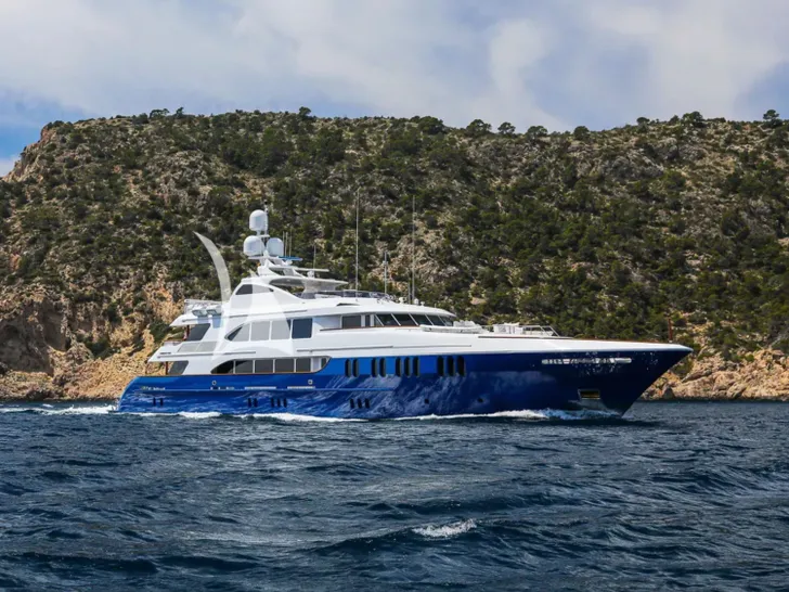 DIRT POOR Trinity 161 - cruising near an island DIRT POOR Trinity 161 - cruising near an island