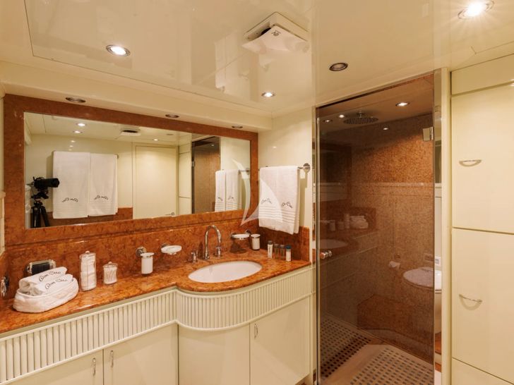 DON CIRO Benetti SD105 - VIP cabin 1 bathroom DON CIRO Benetti SD105 - VIP cabin 1 bathroom