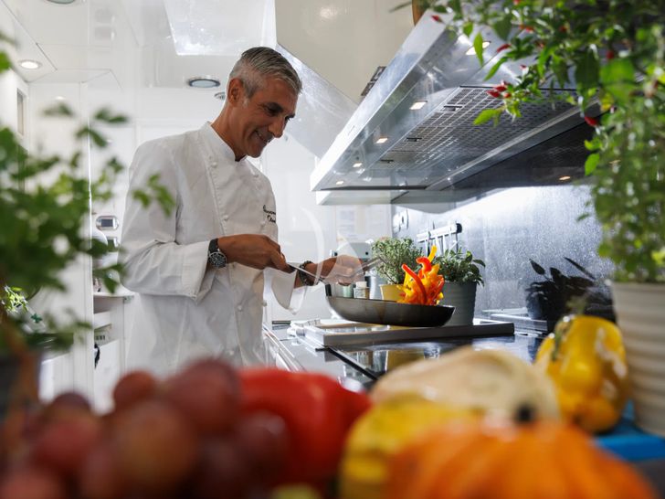 DON CIRO Benetti SD105 - chef in action DON CIRO Benetti SD105 - chef in action