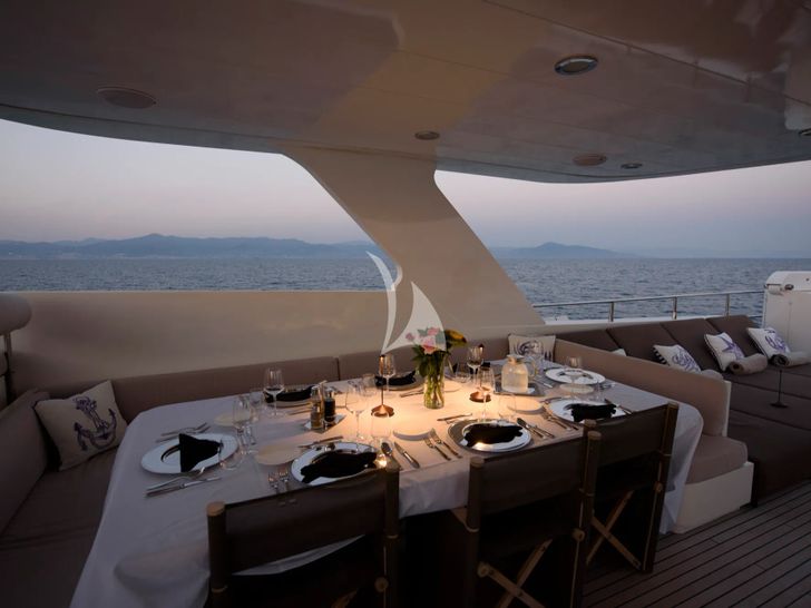 DON CIRO Benetti SD105 - flybridge dining DON CIRO Benetti SD105 - flybridge dining