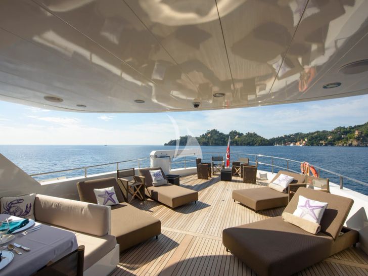 DON CIRO Benetti SD105 - flybridge sun beds DON CIRO Benetti SD105 - flybridge sun beds