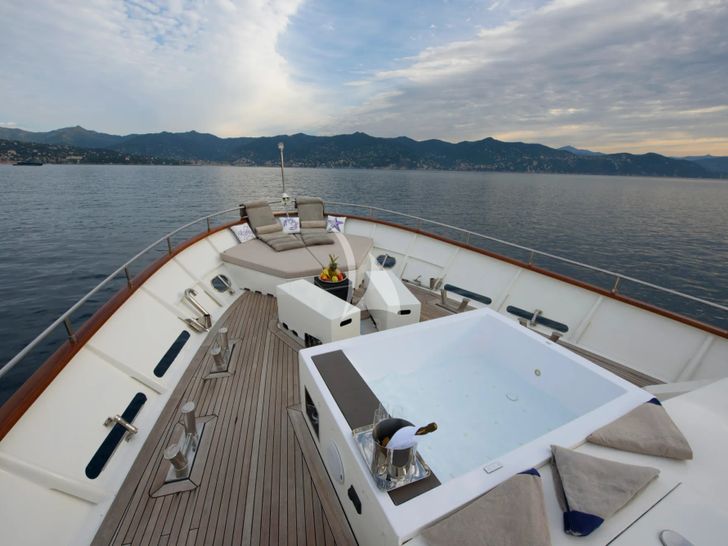 DON CIRO Benetti SD105 - foredeck wide shot DON CIRO Benetti SD105 - foredeck wide shot