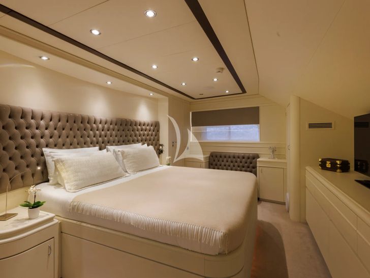 DON CIRO Benetti SD105 - master cabin bed DON CIRO Benetti SD105 - master cabin bed