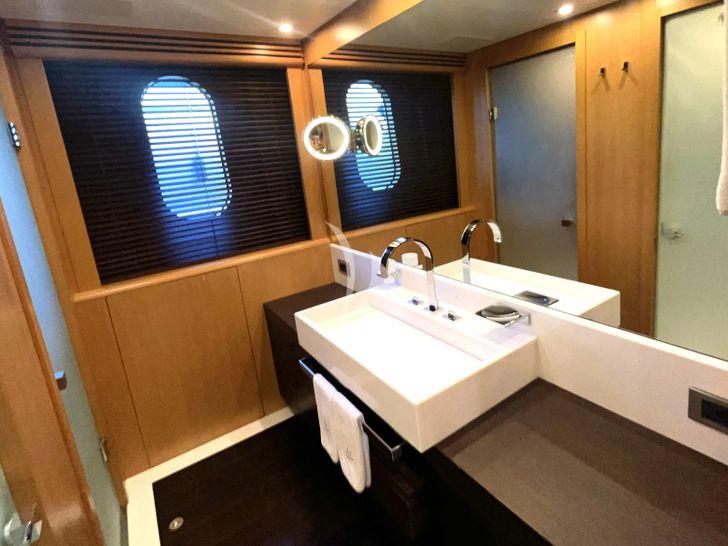 D'ONE D Leopard(Arno 46)- VIP cabin 1 bathroom D'ONE D Leopard(Arno 46)- VIP cabin 1 bathroom